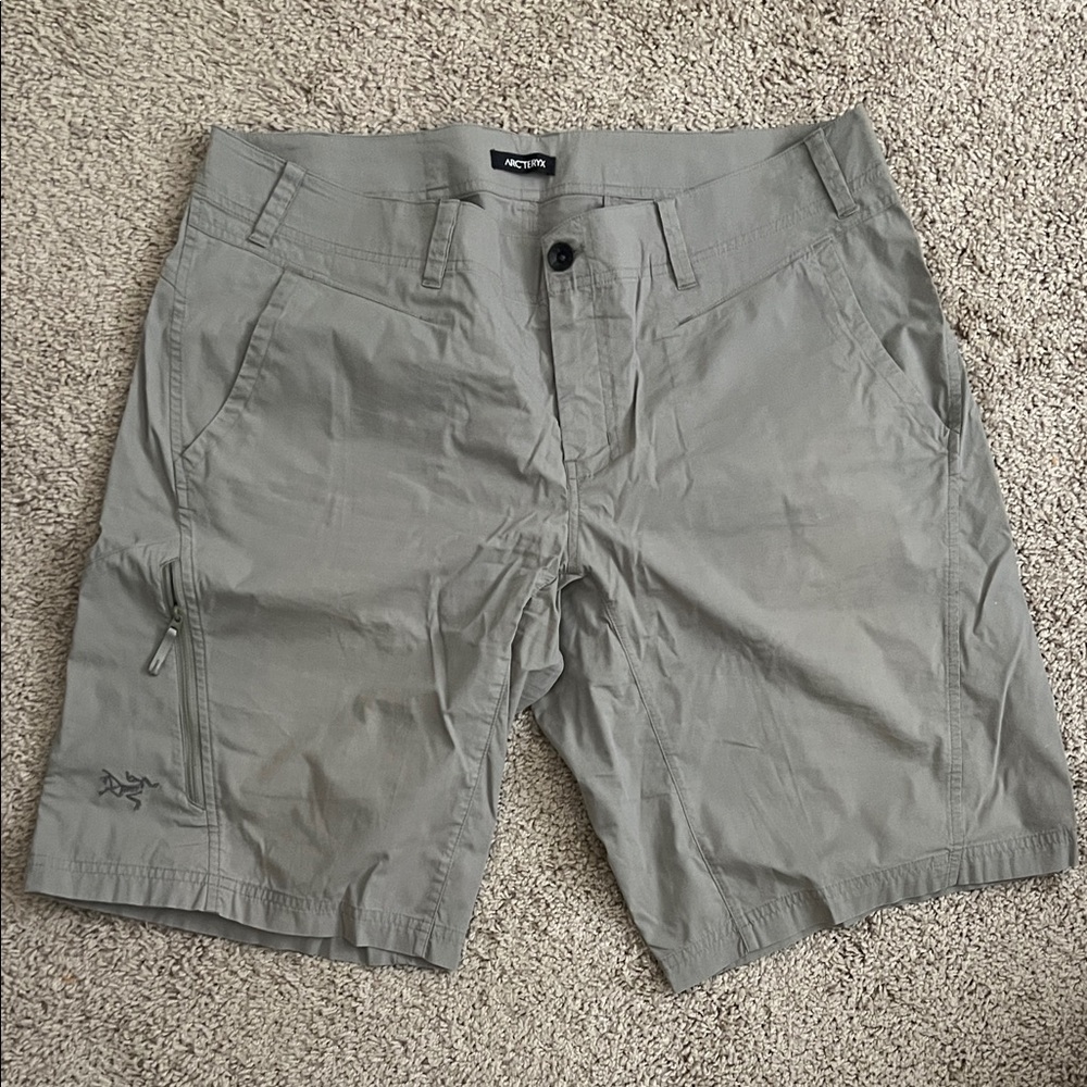 Arc'teryx Men's Cargo Shorts in Light Gray